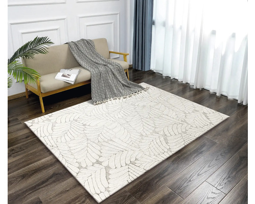 Salon avec canapé et tapis à motifs de feuilles