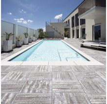 Aussenbereich mit Pool und Terrassenplatten aus Stein