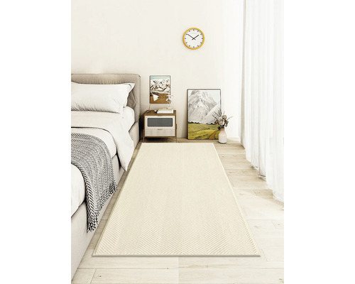 Schlafzimmer mit Bett, Nachttisch und einem gemusterten Teppich