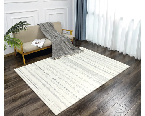 Tapis à motifs géométriques dans un salon avec canapé