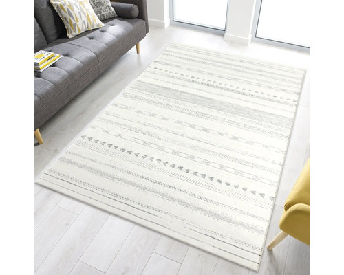 Tapis rectangulaire avec motif graphique dans un salon