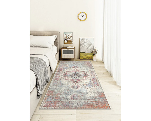 Schlafzimmer mit Bett und gemustertem Teppich