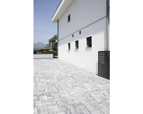 Aussenansicht eines Hauses mit gepflasterter Einfahrt