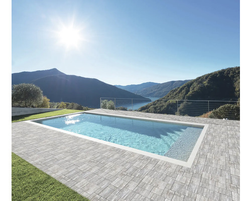 Rechteckiger Pool mit Steinumrandung und Blick auf See und Berge