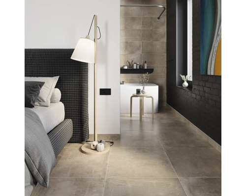 Badezimmer und Schlafzimmer mit Badewanne, Stehlampe und Bett