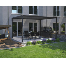 Terrasse mit Pavillon, Gartengrill und Sitzgruppe vor einem Wohnhaus