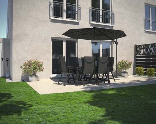 Gartenszene mit Terrassenmöbeln unter einem Sonnenschirm