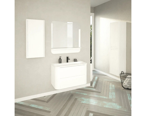 Badezimmer mit Waschbeckenunterschrank, Spiegelschrank und Hochschrank