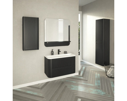 Salle de bains moderne avec meuble sous-lavabo, miroir, armoire suspendue et armoire haute.