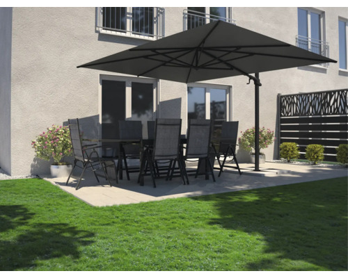 Gartenmöbelset mit Tisch, Stühlen und Sonnenschirm auf einer Terrasse