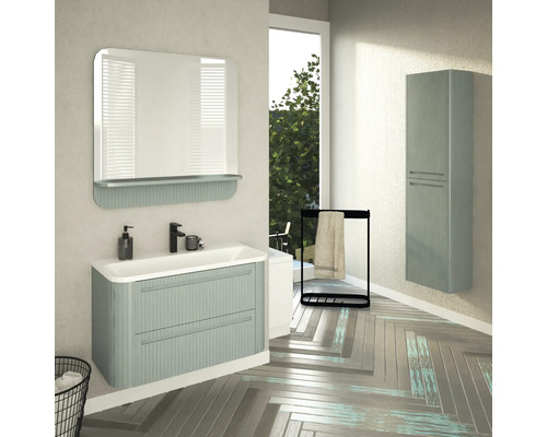 Salle de bains avec meuble-lavabo, miroir, porte-serviettes et armoire haute