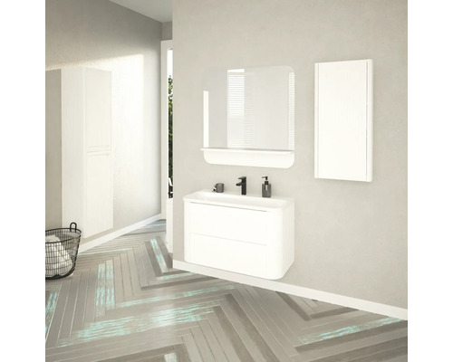 Salle de bains avec meuble sous-lavabo blanc, miroir, armoire de toilette et armoire haute