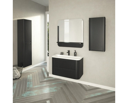 Salle de bains moderne avec meuble sous-lavabo, miroir, armoire suspendue et sèche-serviettes