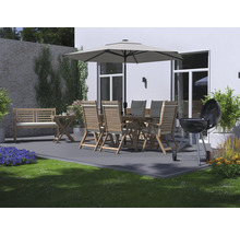 Garten mit Esstisch, Stühlen, Sonnenschirm, Grill und Bank auf einer Terrasse