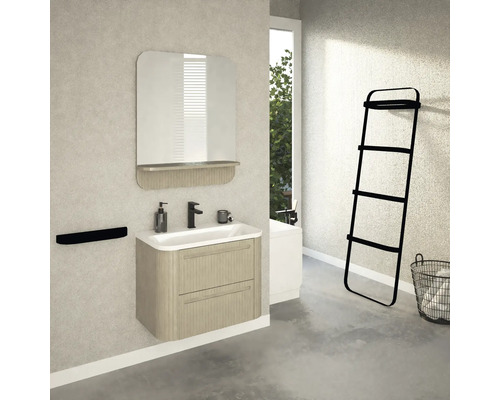 Badezimmer mit Waschtisch, Spiegel, Handtuchhalter und Handtuchleiter