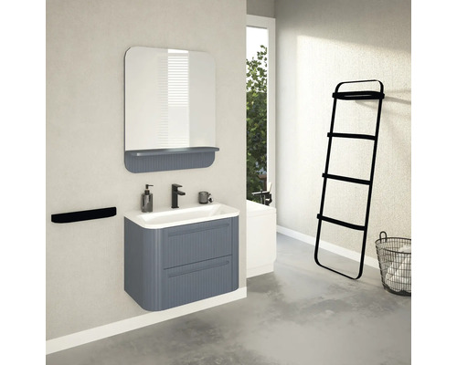 Salle de bains avec meuble sous-lavabo, miroir, porte-serviettes, échelle porte-serviettes et panier à linge