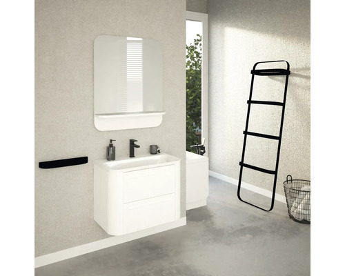 Salle de bain lumineuse avec meuble sous-lavabo, miroir, porte-serviettes et échelle porte-serviettes