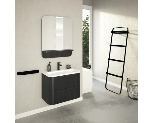 Salle de bains avec meuble-lavabo, miroir, porte-serviettes et échelle porte-serviettes