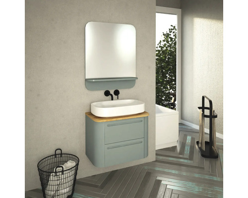 Modernes Badezimmer mit Waschbecken, Spiegel und Handtuchkorb