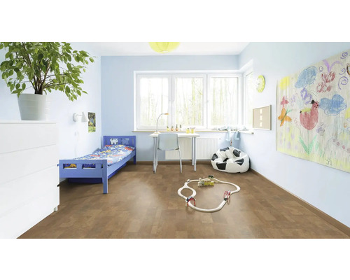 Chambre d''enfant lumineuse avec lit, bureau, jouets et sol en liège