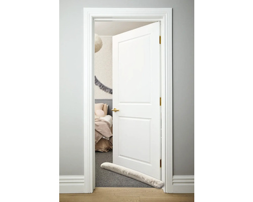 Porte blanche ouverte avec butée de porte devant la chambre