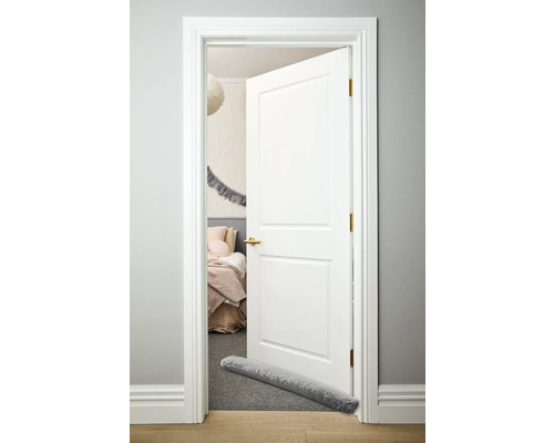 Scène avec porte intérieure en bois et vue sur la chambre