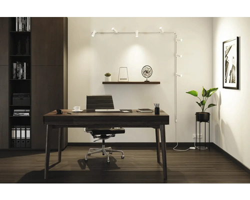 Arbeitszimmer mit Schreibtisch, Bürostuhl, Regal und Beleuchtung