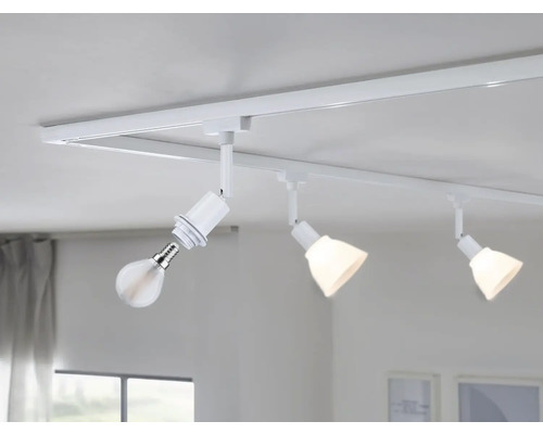 Deckenleuchte mit drei Strahlern und einer Glühbirne, die noch nicht eingeschraubt ist