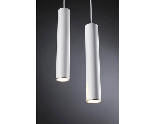 Zwei weiße Röhrenförmige Pendelleuchten mit Licht