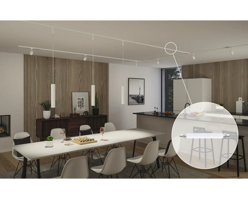 Esszimmer mit Esstisch, Stühlen und einem Deckenschienensystem mit Strahlern