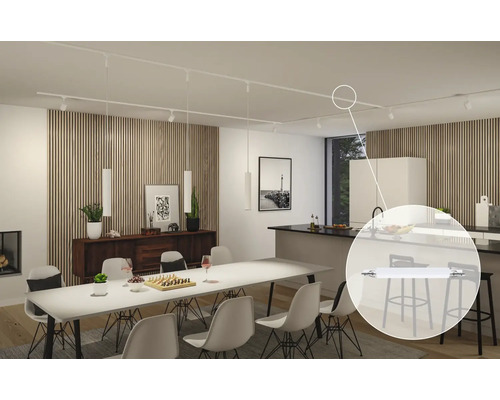 Helles Wohnzimmer mit Esstisch, Küche und Deckenleuchten-Schienensystem