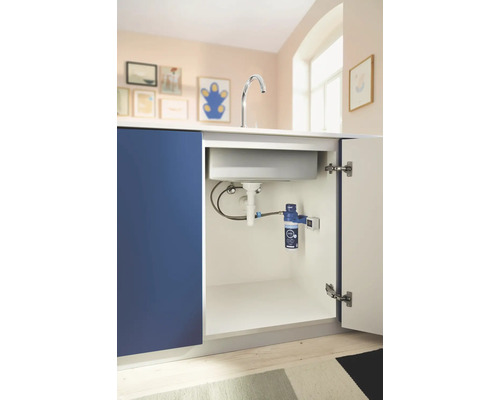 Unterbau-Wasserfilter unter einer Spüle im Küchenschrank