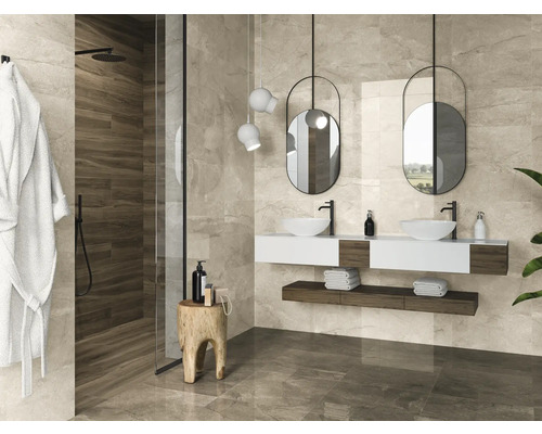 Salle de bains moderne avec douche, lavabo et carrelage aspect pierre naturelle