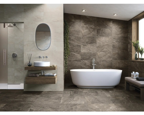 Salle de bain moderne avec baignoire îlot, lavabo, miroir et murs carrelés