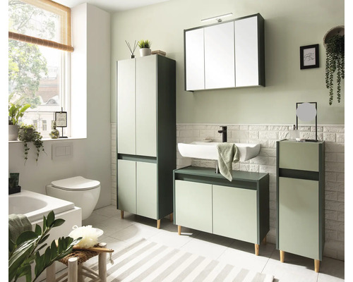Helles Badezimmer mit Waschbecken, Spiegelschrank, Hochkommode und Unterschrank