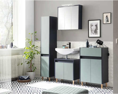 Helles Badezimmer mit Waschtischunterschrank, Spiegelschrank und Hochschrank in einem modernen Design