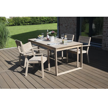 Gartenszene mit Esstisch und vier Stühlen auf einer Terrasse mit Dekoration