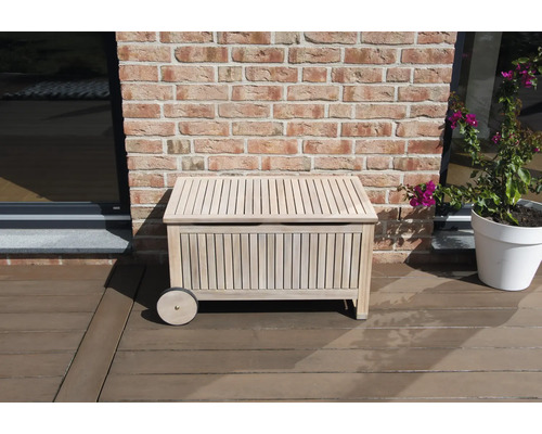 Holz Aufbewahrungsbox mit Rollen vor einer Ziegelmauer