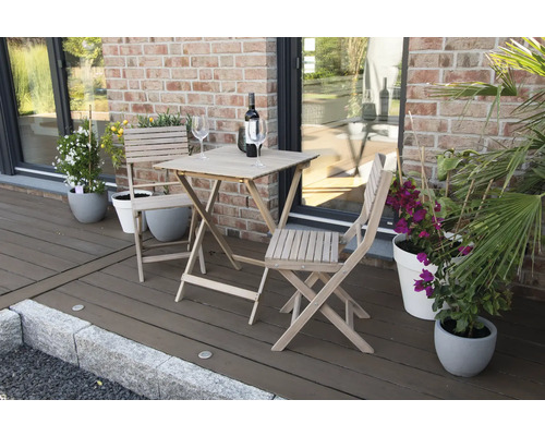 Ensemble de jardin avec table pliante et deux chaises pliantes sur une terrasse