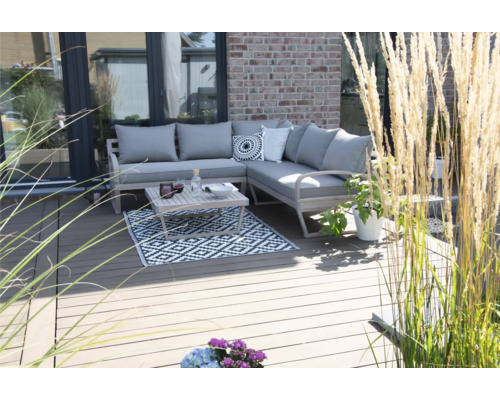 Terrasse avec coin salon, table basse et tapis d''extérieur