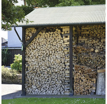 Holzlager mit gestapeltem Brennholz und Anmachholz