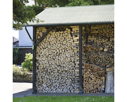 Holzlager mit gespaltenem Holz und Brennholz