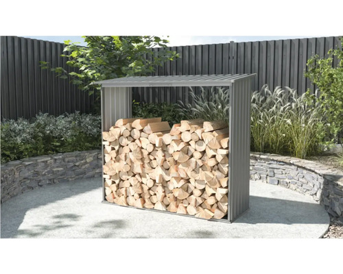 Abri à bois en métal dans le jardin avec bois de chauffage empilé