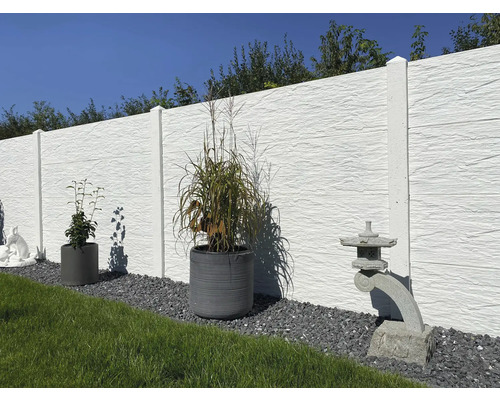 Weisse Gartenzaun Installation mit Pflanzen und Dekoration