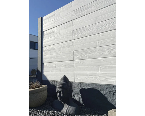 Vue de jardin avec brise-vue aspect bois et statue de Bouddha