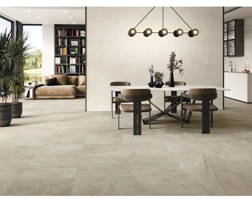 Beige Bodenfliesen in einem modern eingerichteten Wohn- und Essbereich.