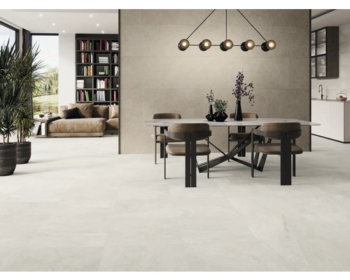 Espace de vie lumineux avec carrelage, table à manger et bibliothèque