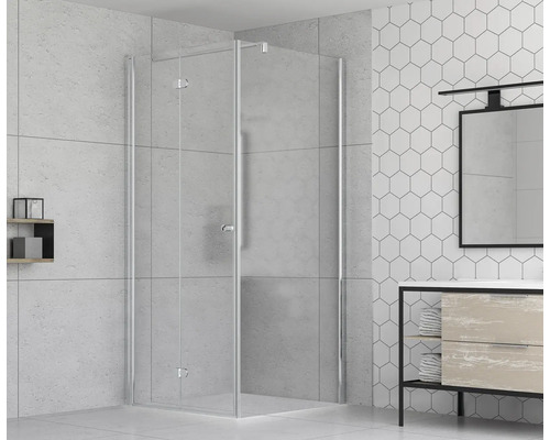 Badezimmer mit Duschkabine aus Glas, Waschtisch und Spiegel