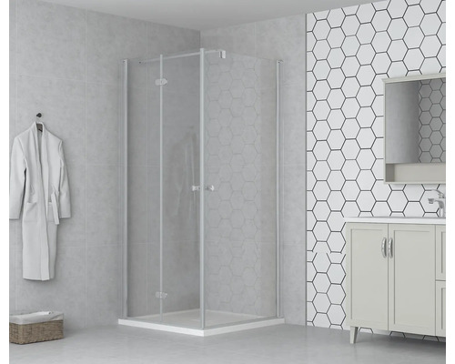 Badezimmer mit Duschkabine, Waschbeckenunterschrank und Bademantel an der Wand