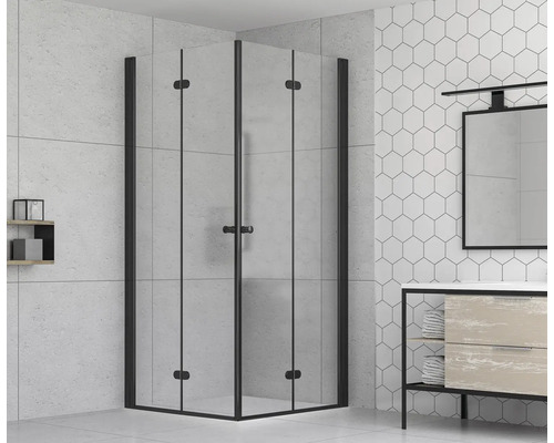 Eckdusche mit schwarzem Rahmen in hellem Badezimmer.